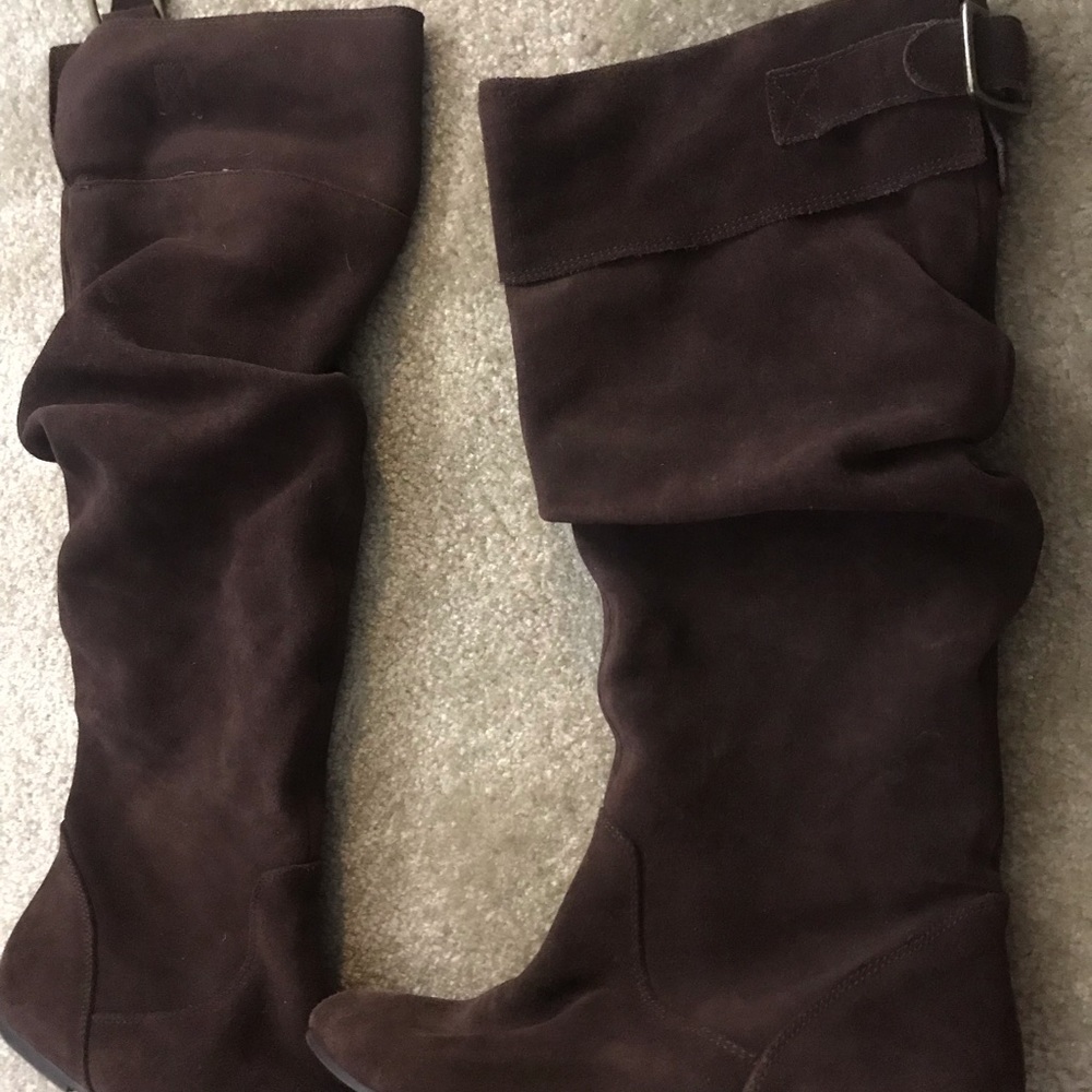 Brown pull up knees